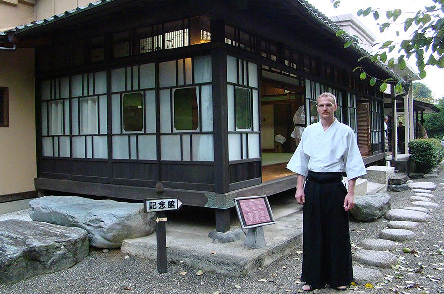 я возле араи додзё такасаки