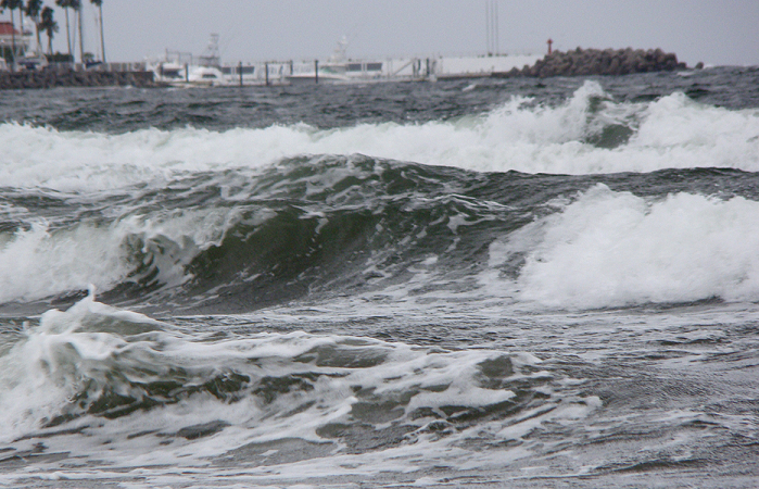 океан штормит